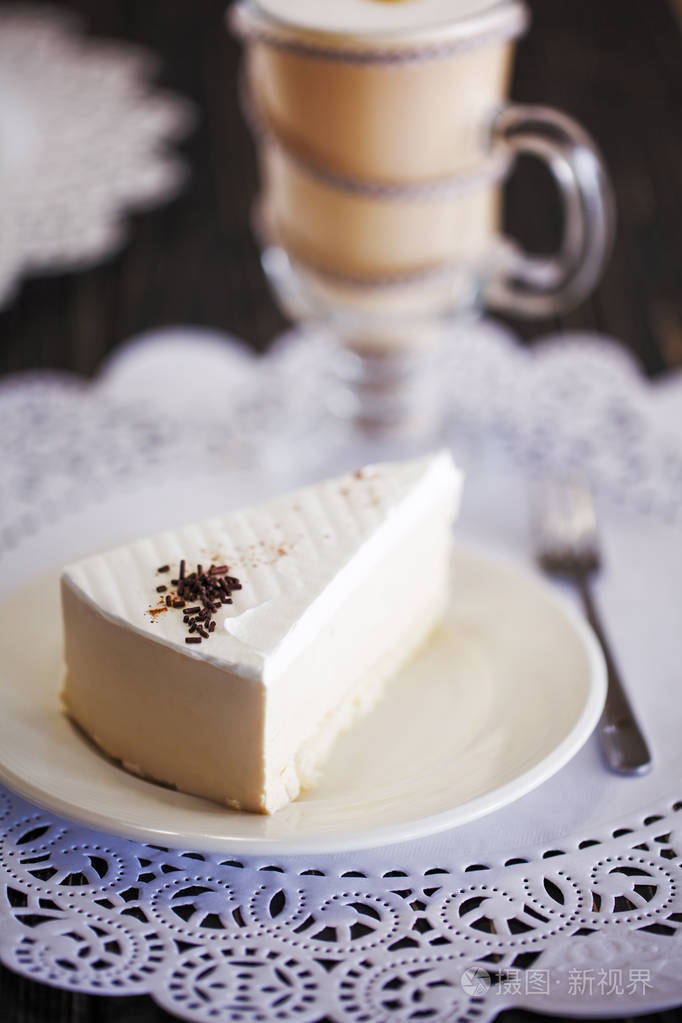 一块带巧克力屑的白蛋糕