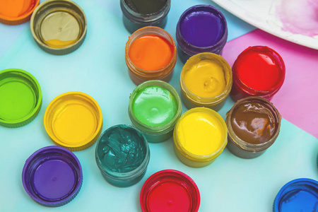 在多种颜色的油漆罐子里画画