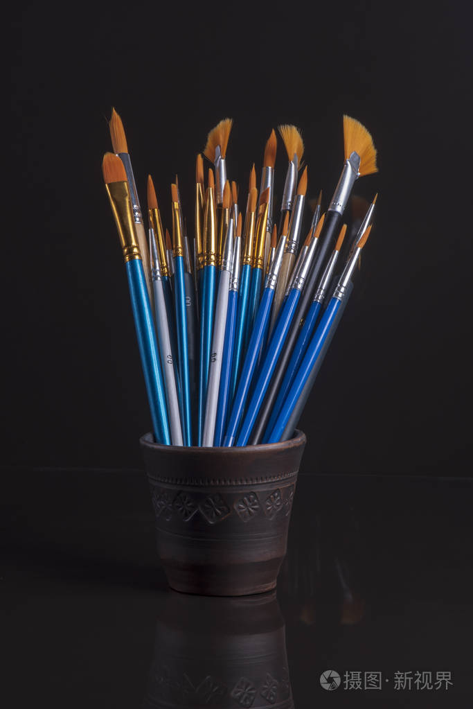 各种用亚克力作画的艺术画笔