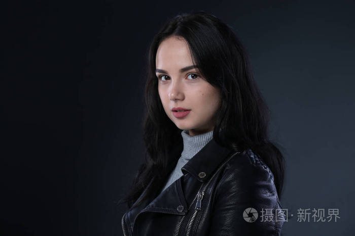 黑灰色背景黑色皮夹克女孩肖像