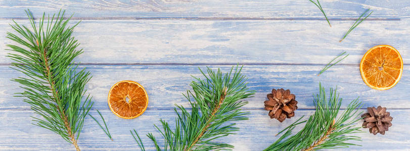 新年圣诞图案平视圣诞假日手工工艺品纹理杉树松枝锥干橙蓝木背景复制品长宽横幅