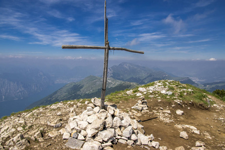 西玛德尔波泽特木十字架在山顶旅游小径阿尔塔通过蒙特巴尔多