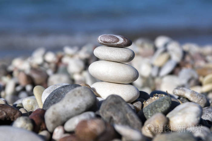 石头和鹅卵石堆砌和谐,平衡海岸上的一块石头
