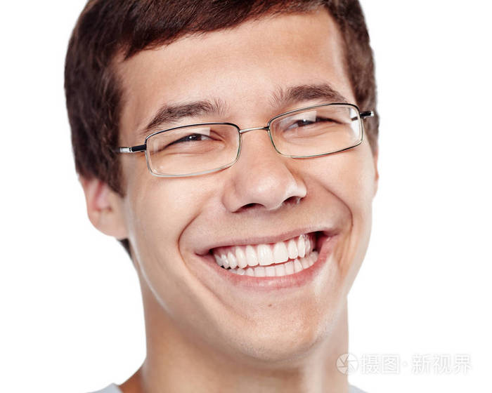 特写照片:戴眼镜的年轻开朗的男子,微笑,健康的牙齿微笑,隔离在白色