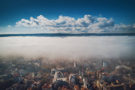 保加利亚瓦尔纳航空无人机景观。 美丽的瓦尔纳城市全景与晨雾。