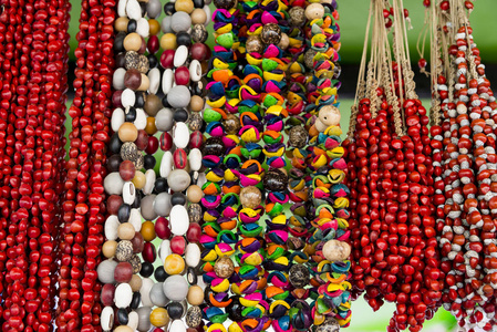 典型的古巴纪念品种子珠宝。 在古巴流行的帐户有机珠宝，由加勒比种子制成。