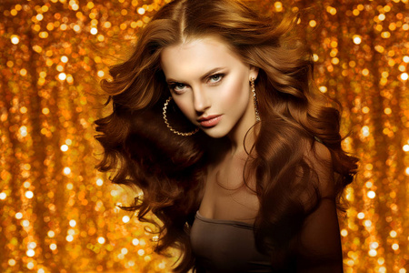 波浪卷曲向上的音量发型. 发廊,金色背景的豪华发型女孩照片