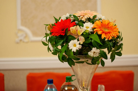 桌上花瓶里的花束