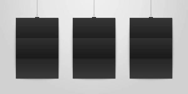 三个矢量逼真的黑色空白垂直 a4 折叠纸海报挂在一根绳子上, 在白墙模型上的粘结剂夹子套。用于图形的空海报设计模板, 模拟