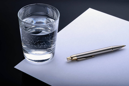 一杯水和一支笔