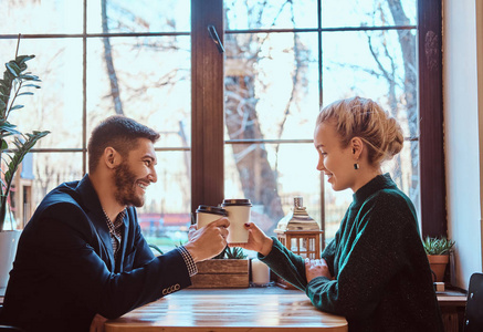 浪漫的情侣在咖啡馆里喝咖啡和交谈