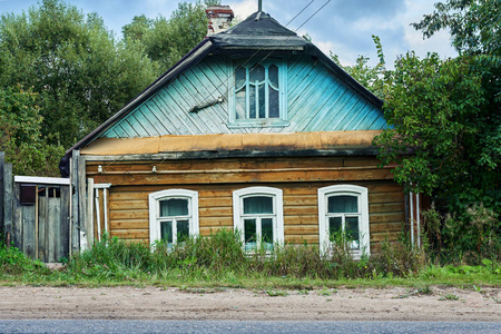 在郊区的老俄罗斯传统木结构房子, 生长在地下