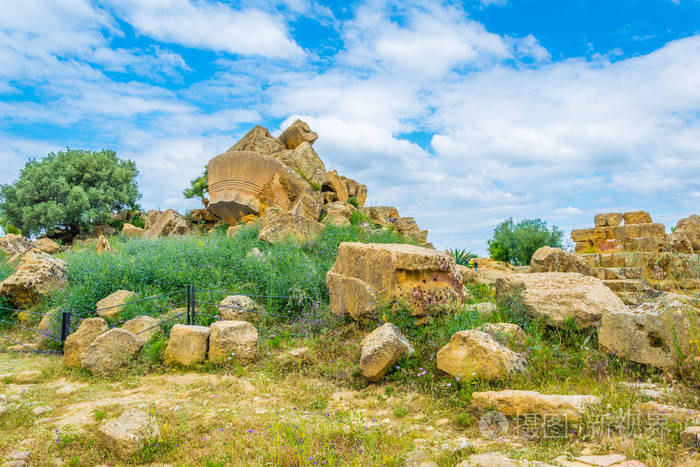 西里西里阿格里根托附近庙宇山谷中宙斯神庙遗址的景色