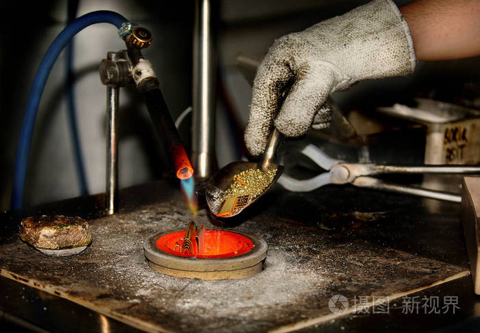 黄金熔化过程近距离拍摄