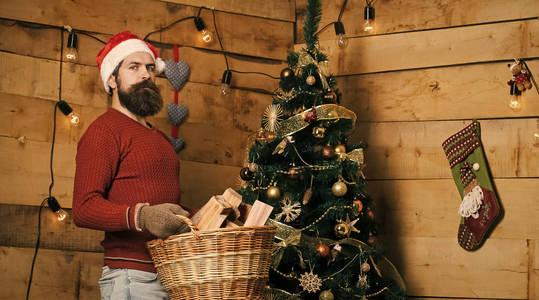 在当前箱子严肃的面孔的圣诞节人与胡子