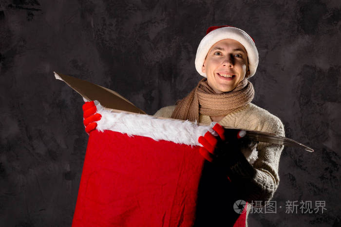 有魅力的男人拿着盒子. 圣诞节和新年假期庆祝活动.