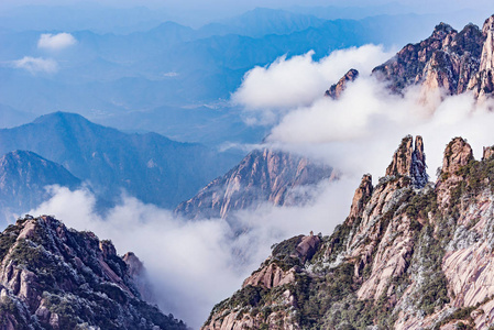 黄山国家公园山峰旁的云。 中国