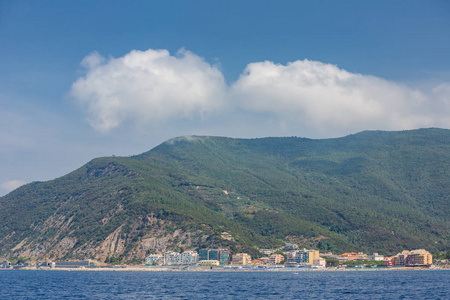 意大利利古里亚海岸的海滨小镇迪瓦码头