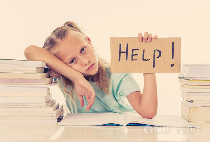 沮丧的小女生感到失败,无法集中精力阅读和写作,学习困难,学习问题,注