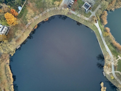 美丽的全景空中龙景，从DrondjiMavic空中到位于Wlochy区Waraw的Cietrzewia池塘或GliniankiC