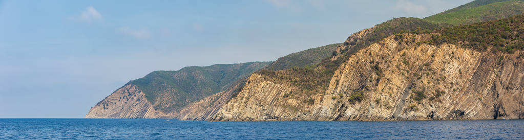 意大利莫内格利亚以外的利古里亚海岸线的戏剧性悬崖