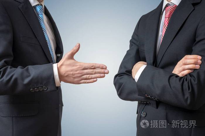 男人拒绝与提供他的手的商人握手.