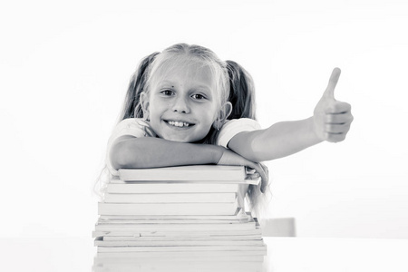 快乐漂亮可爱金发小女生喜欢学习和阅读创造性教育理念的书籍，返校主题隔离在白色背景。
