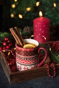 圣诞热茶，桌上有柠檬和肉桂，还有圣诞装饰