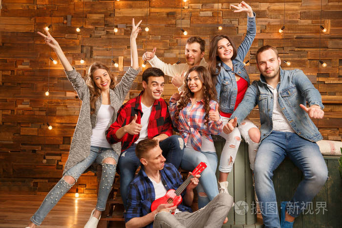 一群快乐的朋友,学生们笑着说笑,在家庭聚会上玩得很开心.