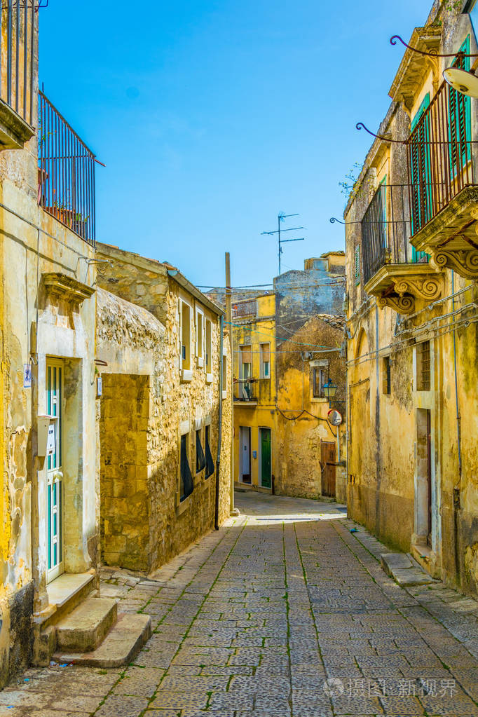 在意大利莫迪卡西西里岛一条狭窄的街道上的景色