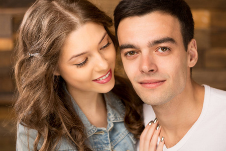 恋爱中的男人和女人. 女孩和男朋友在一起.照片