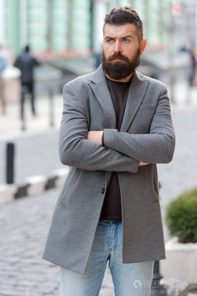 时尚的胡须和胡子秋天和冬天的季节男人留胡子的嬉皮士时尚的外套有