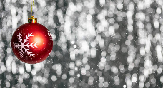 圣诞球和雪在夜晚抽象波克灯背景横幅复制空间