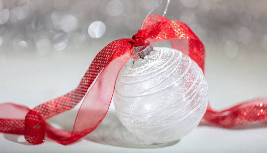 圣诞白球与红色丝带和雪抽象波克灯背景
