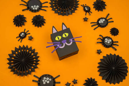 橙色背景与收集万圣节对象头顶视图。 黑猫蜘蛛蝙蝠女巫害怕派对装饰。 手工。