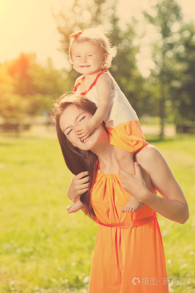 户外美丽的妈妈和宝宝幸福的家庭在大自然中玩耍妈妈和宝贝母亲和孩子