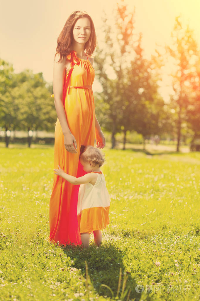 户外美丽的妈妈和宝宝幸福的家庭在大自然中玩耍妈妈和宝贝母亲和孩子