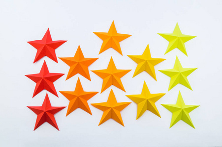 红橙黄背景图一颗由红橙黄颜色的纸制成的星星.节日装饰星空.