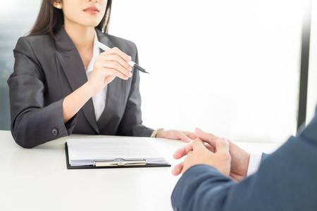 面试问题年轻人候选人回答向申请人询问有关工作的问题,并向企业经理