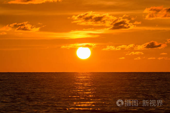 在海滩日落太阳下山的角度