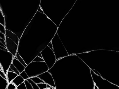 黑色背景上的裂缝玻璃纹理。孤立逼真的裂纹玻璃效果。