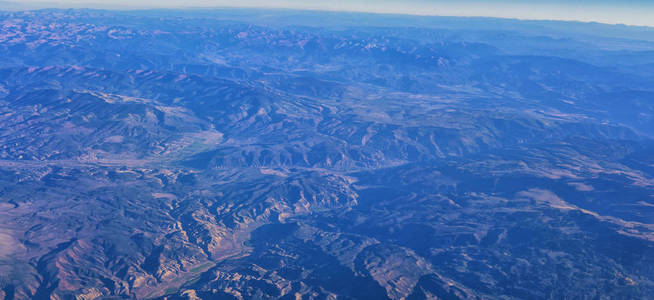 秋天在科罗拉多和犹他州上空飞行的地形落基山景观鸟瞰图。河，山和景观格局的宏大扫视..美国落基山脉和瓦萨奇阵线的俯视图。