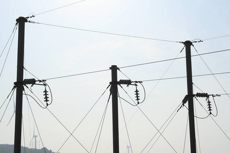 电线杆和电源线剪影.照片