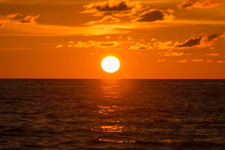 在海滩日落太阳下山的角度照片