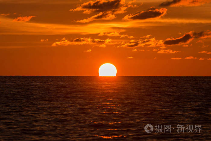 在海滩日落太阳下山的角度