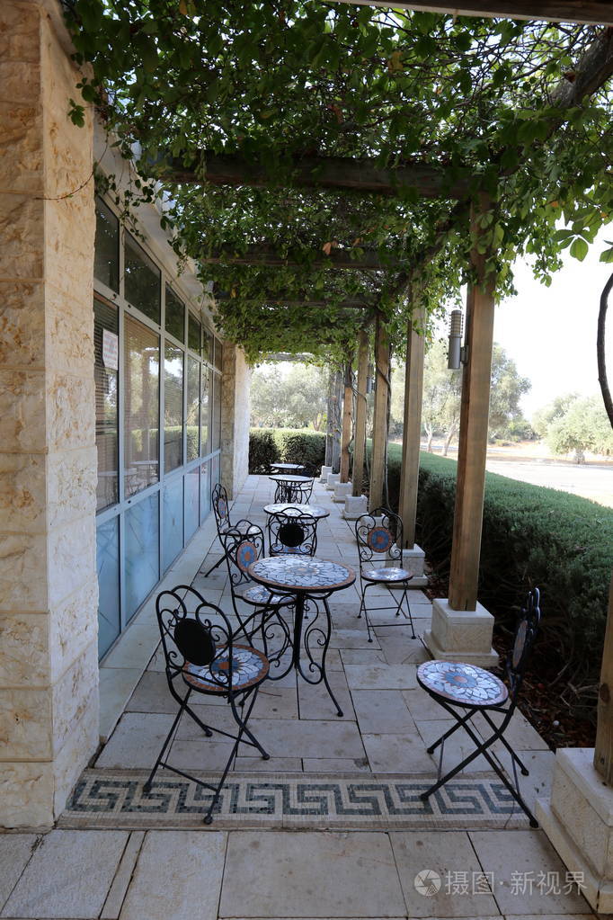 椅子和桌子站在市中心的户外咖啡馆里