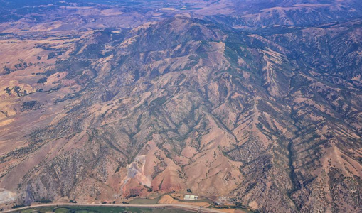 秋天在科罗拉多和犹他州上空飞行的地形岩石山景观的鸟瞰图。 宏伟的河流山脉和景观图案的景观。 俯视落基山脉和黄蜂前面的美国。