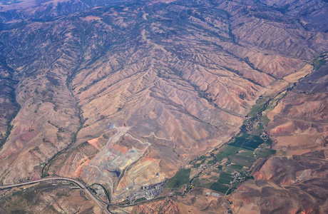 秋天在科罗拉多和犹他州上空飞行的地形岩石山景观的鸟瞰图。 宏伟的河流山脉和景观图案的景观。 俯视落基山脉和黄蜂前面的美国。