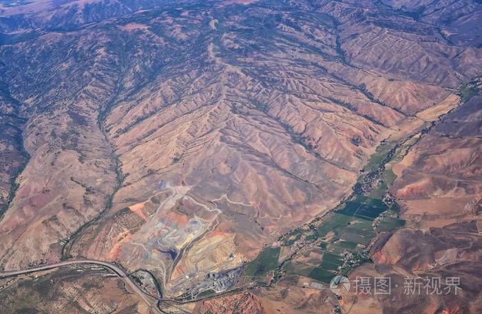 俯视落基山脉和黄蜂前面的美国.