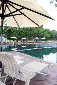 游泳池。 泰国芭堤雅豪华酒店。 暑假海滩度假。